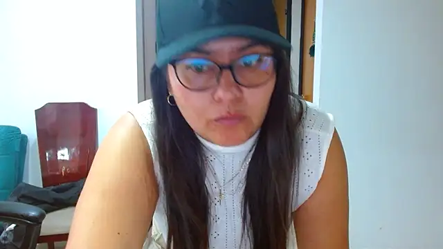 Snapshot of Ixchel_Anaid chatting on March 9, 2026, 8:35 pm Ixchel Anaid online show from March 9, 2026, 8:35 pm