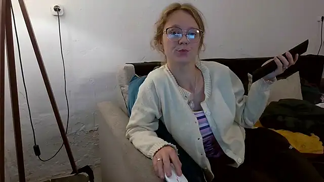 Snapshot of little-leni chatting on June 2, 2026, 7:16 pm little-leni online show from June 2, 2026, 7:16 pm