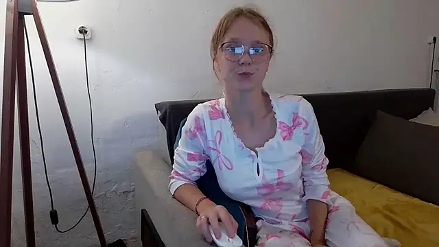 Snapshot of little-leni chatting on June 6, 2026, 8:13 pm little-leni online show from June 6, 2026, 8:13 pm