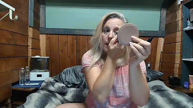 lisaxlovexxx online show from May 18, 2026, 1:02 am