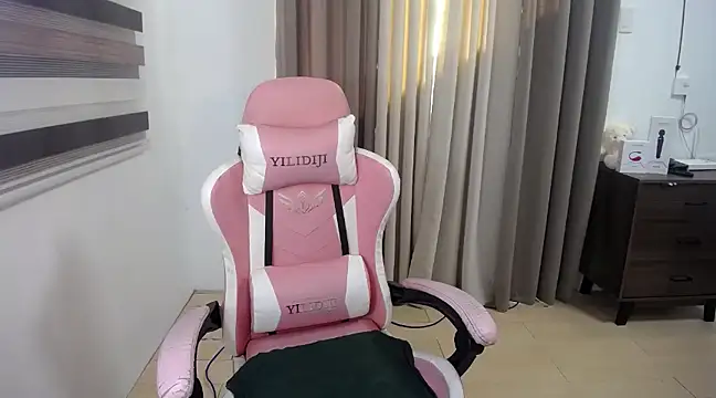 Snapshot of Bombshell_Ashy chatting on March 12, 2025, 10:39 pm Bombshell Ashy online show from March 12, 2025, 10:39 pm