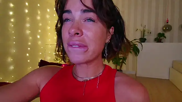 girl nextd00r online show from January 16, 2025, 4:39 pm