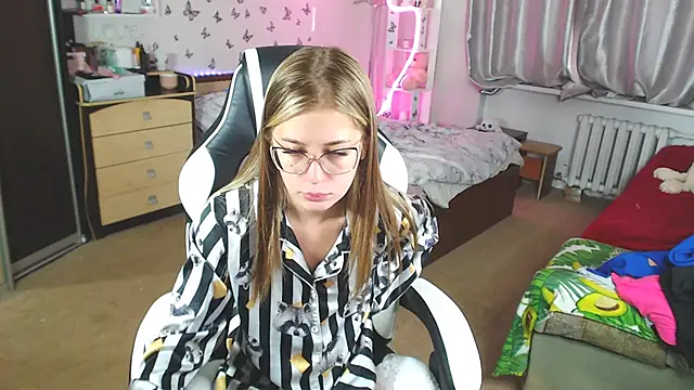 Snapshot of Kira_honeyy chatting on March 22, 2025, 6:11 am Kira honeyy online show from March 22, 2025, 6:11 am