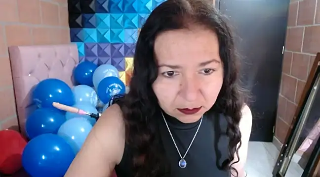 Snapshot of katifoxx chatting on December 22, 2024, 4:06 pm katifoxx online show from December 22, 2024, 4:06 pm