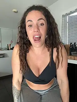 Clara-xoxo online show from November 28, 2025, 1:03 pm