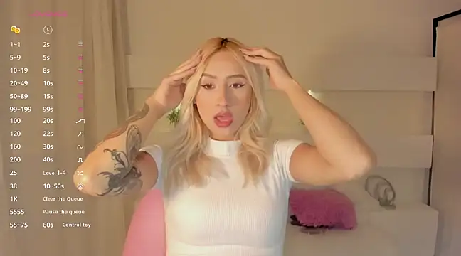 Snapshot of AshleyRoys chatting on January 14, 2025, 3:04 pm AshleyRoys online show from January 14, 2025, 3:04 pm