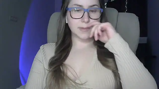 Snapshot of SeasonalSomeone chatting on April 22, 2026, 11:06 pm SeasonalSomeone online show from April 22, 2026, 11:06 pm