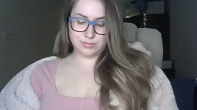 Snapshot of SeasonalSomeone chatting on May 4, 2026, 10:39 pm SeasonalSomeone online show from May 4, 2026, 10:39 pm