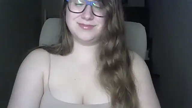 Snapshot of SeasonalSomeone chatting on June 14, 2026, 9:28 pm SeasonalSomeone online show from June 14, 2026, 9:28 pm