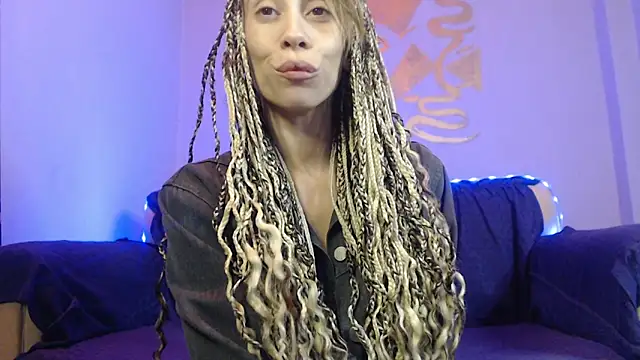 Snapshot of DIOSAHONEY chatting on May 9, 2026, 11:21 pm DIOSAHONEY online show from May 9, 2026, 11:21 pm
