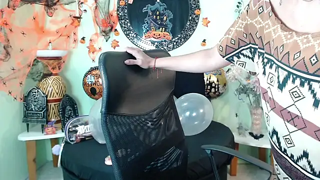 Snapshot of DestinyHills chatting on October 21, 2025, 12:17 pm DestinyHills online show from October 21, 2025, 12:17 pm