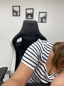 KellyBrooklyn  online show from March 20, 2025, 1:15 pm