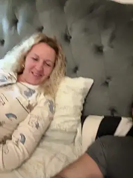 ChiIul11 online show from April 7, 2026, 8:09 pm