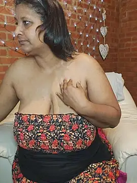 Snapshot of Lilybanx chatting on June 14, 2026, 9:28 pm Lilybanx online show from June 14, 2026, 9:28 pm