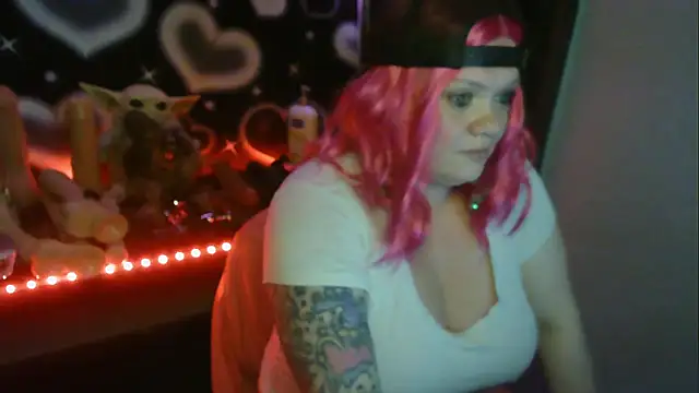 Snapshot of HoneyChambers chatting on May 20, 2026, 10:27 pm HoneyChambers online show from May 20, 2026, 10:27 pm