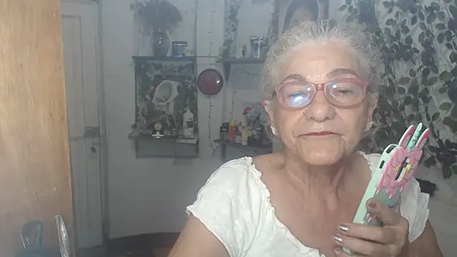 Snapshot of FunnyGrandma chatting on May 26, 2026, 1:23 am FunnyGrandma online show from May 26, 2026, 1:23 am