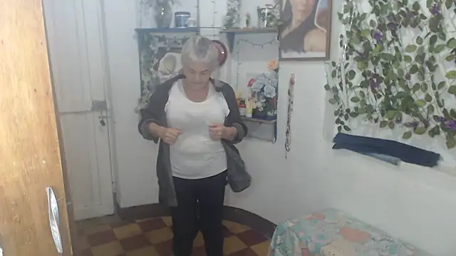 Snapshot of FunnyGrandma chatting on June 3, 2026, 1:52 am FunnyGrandma online show from June 3, 2026, 1:52 am
