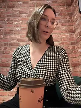 The Snowwhitee online show from October 2, 2025, 7:37 am