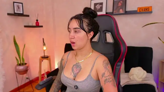 Snapshot of EmmyEvans1 chatting on February 12, 2026, 5:30 pm EmmyEvans1 online show from February 12, 2026, 5:30 pm