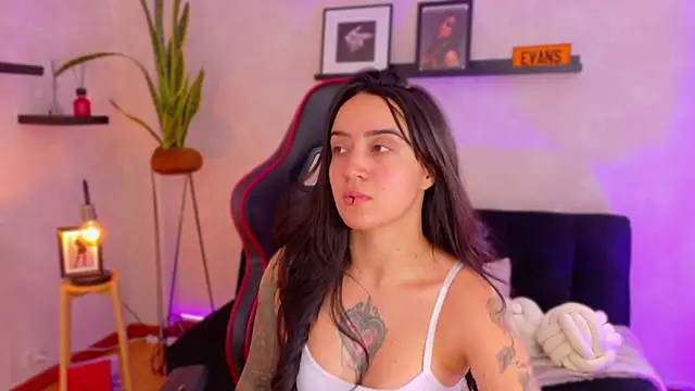 Snapshot of EmmyEvans1 chatting on February 21, 2026, 7:37 pm EmmyEvans1 online show from February 21, 2026, 7:37 pm