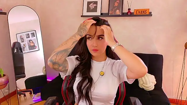 Snapshot of EmmyEvans1 chatting on March 2, 2026, 7:32 pm EmmyEvans1 online show from March 2, 2026, 7:32 pm