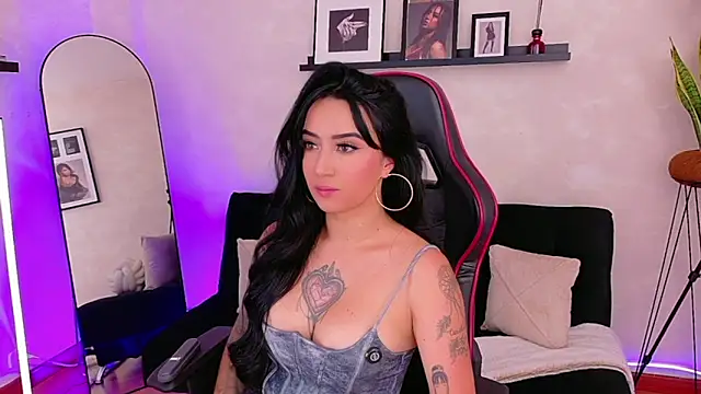 EmmyEvans1 online show from April 7, 2026, 7:36 pm