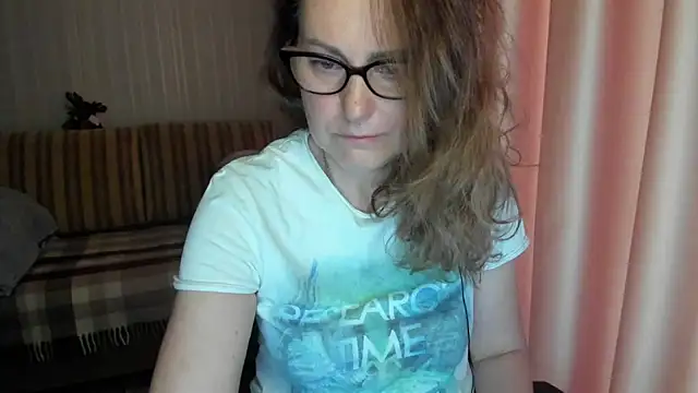 Snapshot of lauraoven chatting on April 29, 2026, 6:50 am lauraoven online show from April 29, 2026, 6:50 am