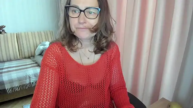 Snapshot of lauraoven chatting on May 2, 2026, 1:05 pm lauraoven online show from May 2, 2026, 1:05 pm
