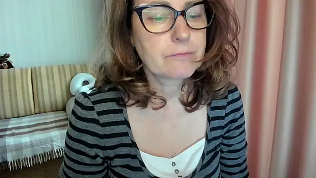 Snapshot of lauraoven chatting on May 6, 2026, 2:11 pm lauraoven online show from May 6, 2026, 2:11 pm