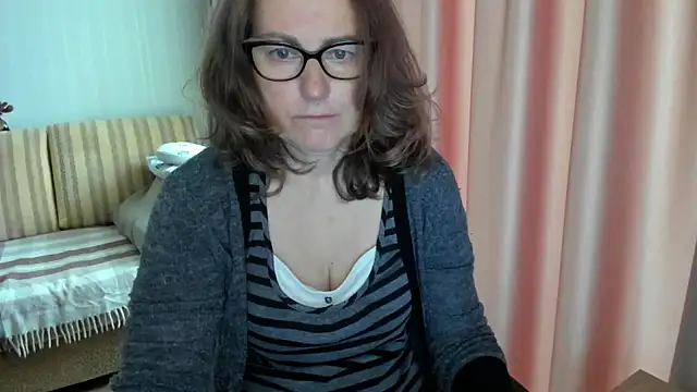 Snapshot of lauraoven chatting on May 12, 2026, 7:49 am lauraoven online show from May 12, 2026, 7:49 am