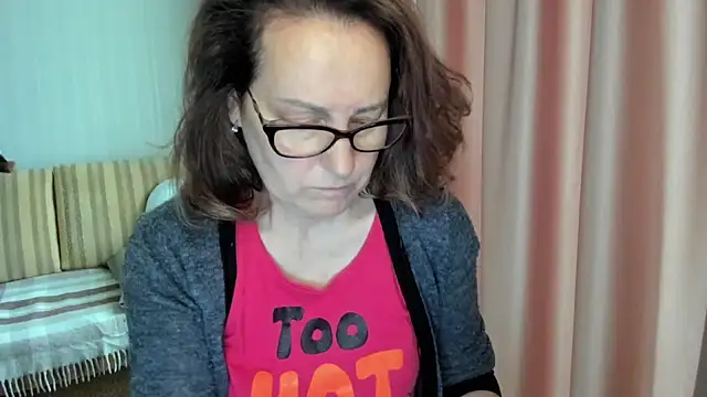 Snapshot of lauraoven chatting on May 15, 2026, 7:59 am lauraoven online show from May 15, 2026, 7:59 am