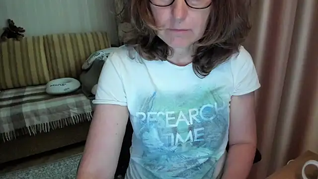 Snapshot of lauraoven chatting on May 26, 2026, 2:46 pm lauraoven online show from May 26, 2026, 2:46 pm