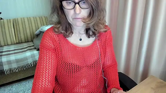 Snapshot of lauraoven chatting on June 14, 2026, 11:34 am lauraoven online show from June 14, 2026, 11:34 am