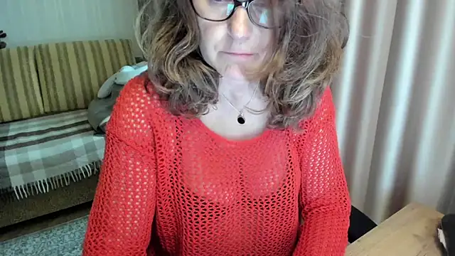 Snapshot of lauraoven chatting on June 15, 2026, 1:35 pm lauraoven online show from June 15, 2026, 1:35 pm