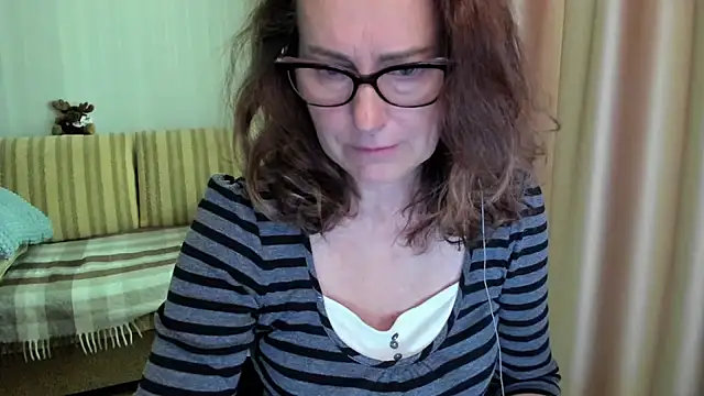 Snapshot of lauraoven chatting on June 19, 2026, 8:18 am lauraoven online show from June 19, 2026, 8:18 am
