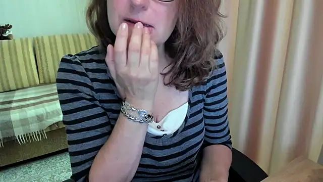 Snapshot of lauraoven chatting on June 20, 2026, 7:33 am lauraoven online show from June 20, 2026, 7:33 am