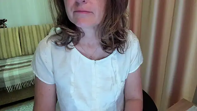 Snapshot of lauraoven chatting on June 22, 2026, 7:38 am lauraoven online show from June 22, 2026, 7:38 am