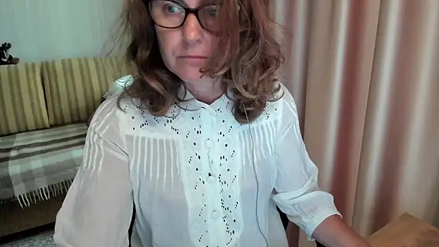 Snapshot of lauraoven chatting on July 3, 2026, 9:59 am lauraoven online show from July 3, 2026, 9:59 am