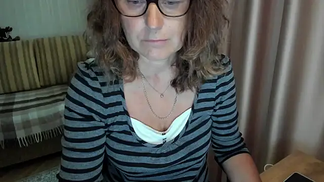 Snapshot of lauraoven chatting on July 6, 2026, 9:17 am lauraoven online show from July 6, 2026, 9:17 am
