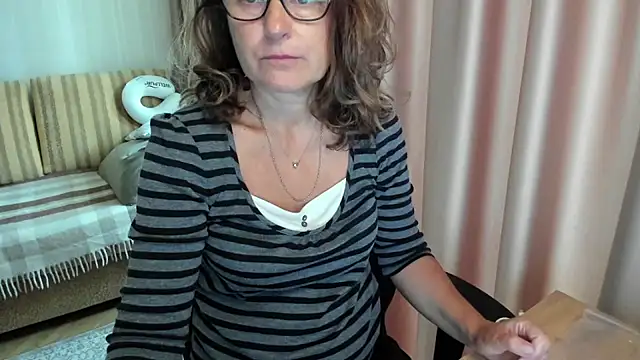 Snapshot of lauraoven chatting on July 8, 2026, 7:13 am lauraoven online show from July 8, 2026, 7:13 am