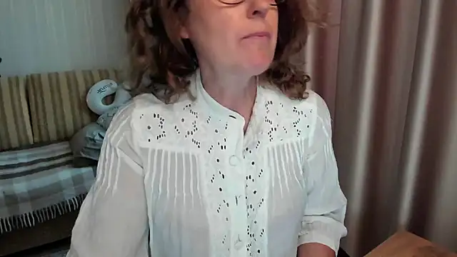 Snapshot of lauraoven chatting on July 12, 2026, 12:51 pm lauraoven online show from July 12, 2026, 12:51 pm