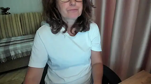 Snapshot of lauraoven chatting on July 23, 2026, 1:42 pm lauraoven online show from July 23, 2026, 1:42 pm