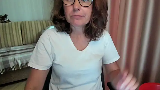 Snapshot of lauraoven chatting on August 1, 2026, 9:52 am lauraoven online show from August 1, 2026, 9:52 am