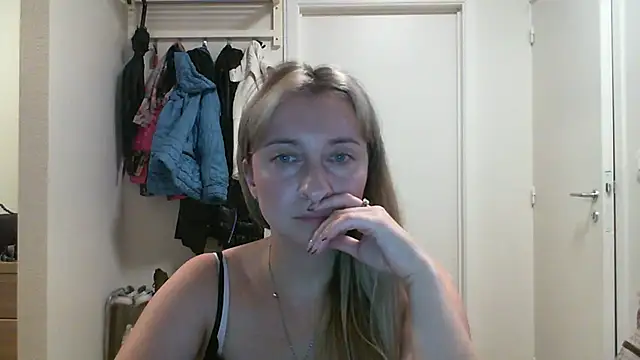 SusanCurt online show from October 11, 2025, 2:37 pm