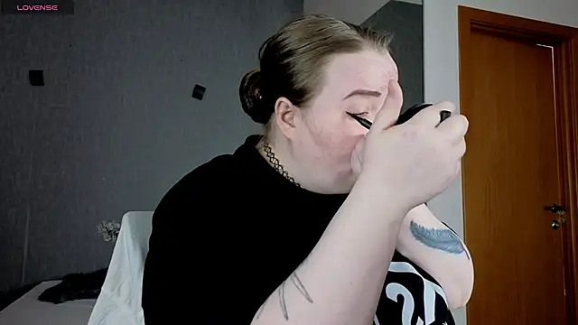 EMMA  CONNOR online show from September 28, 2025, 10:42 am