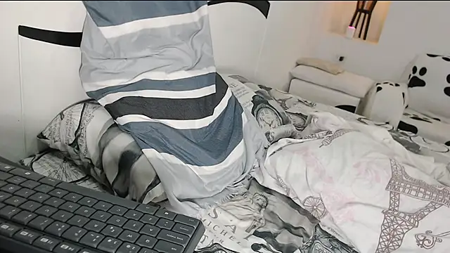 Snapshot of yina-rosse chatting on October 17, 2025, 2:15 am yina-rosse online show from October 17, 2025, 2:15 am