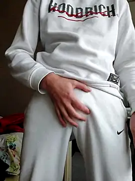 MlodyDres online show from October 27, 2025, 1:26 pm