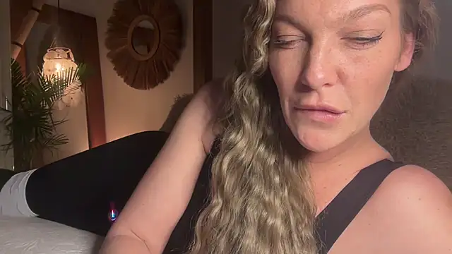 Snapshot of cyberchickie_maria chatting on March 22, 2025, 8:59 pm cyberchickie maria online show from March 22, 2025, 8:59 pm