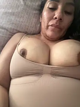 Aw ThROAt9 online show from April 13, 2026, 3:39 pm