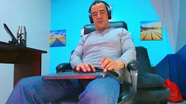 Snapshot of juanses_n_toro chatting on November 14, 2025, 12:37 pm juanses n toro online show from November 14, 2025, 12:37 pm